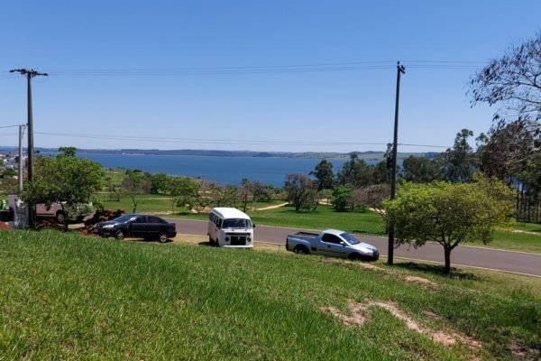 Terreno de esquina com vista para a represa e vista para o bosque à venda no Riviera de santa cristina 13. Foto do fundo 3